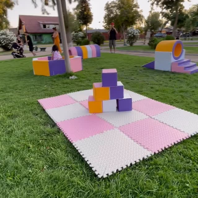 Equipamiento Babylia: cubos de espuma y piso acolchado sobre el pasto